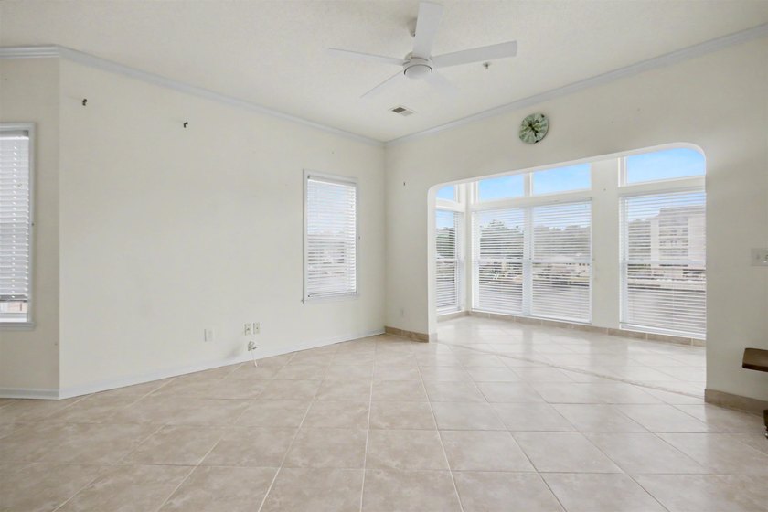 Welcome to this three-bedroom, two-bathroom end-unit condo - photo 19