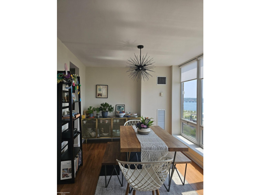 Beautiful open modern condo in Harbortown with large windows - photo 20