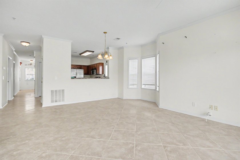 Welcome to this three-bedroom, two-bathroom end-unit condo - photo 21