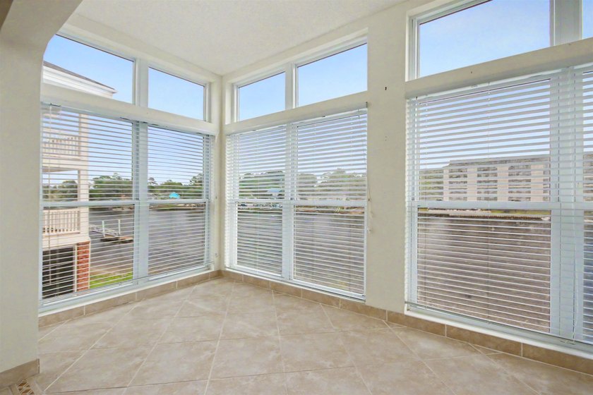 Welcome to this three-bedroom, two-bathroom end-unit condo - photo 22