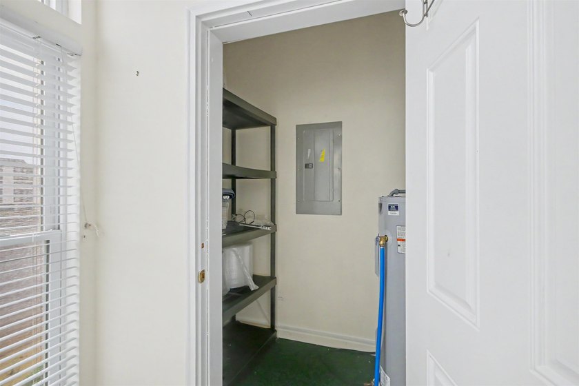 Welcome to this three-bedroom, two-bathroom end-unit condo - photo 24