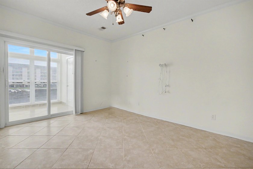 Welcome to this three-bedroom, two-bathroom end-unit condo - photo 25