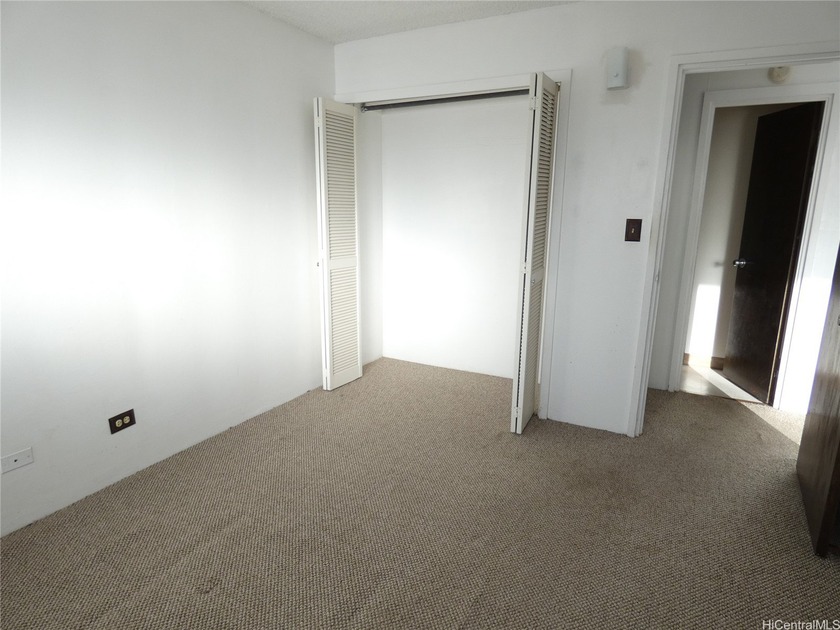 Conveniently located in Waikiki...unit has an enclosed lanai for - photo 5