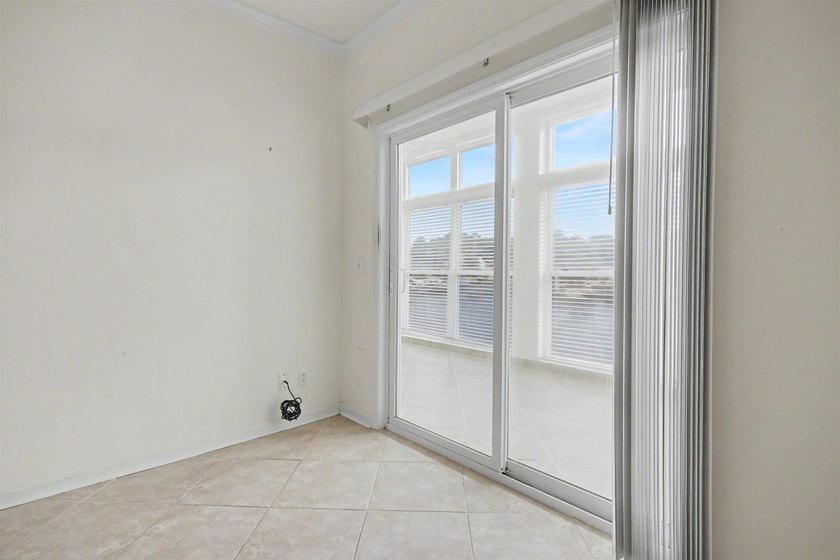 Welcome to this three-bedroom, two-bathroom end-unit condo - photo 26