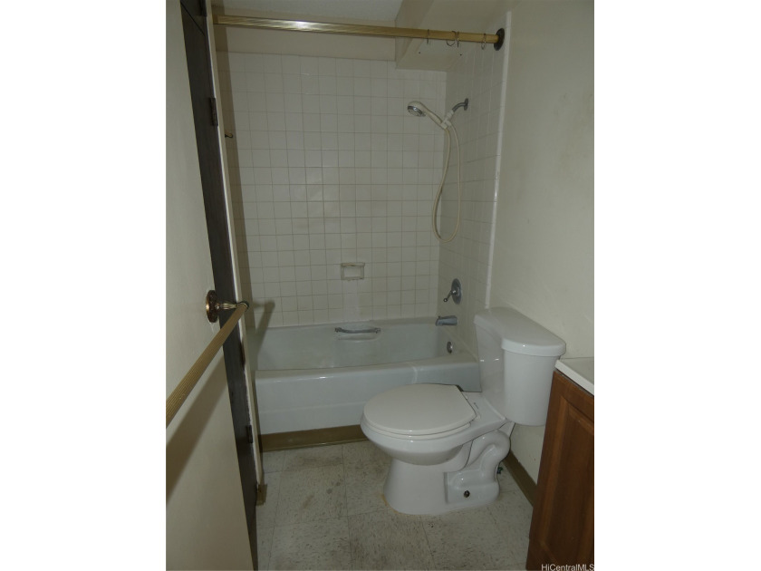 Conveniently located in Waikiki...unit has an enclosed lanai for - photo 6