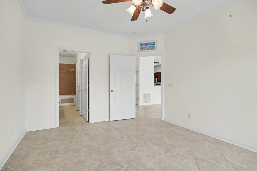 Welcome to this three-bedroom, two-bathroom end-unit condo - photo 27