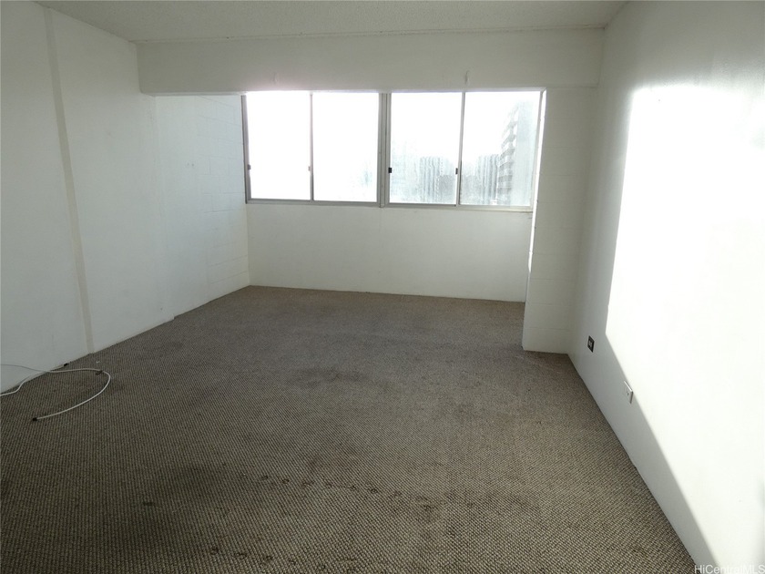 Conveniently located in Waikiki...unit has an enclosed lanai for - photo 7