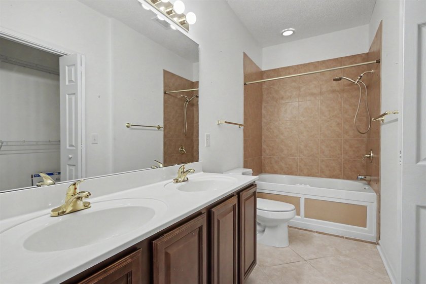 Welcome to this three-bedroom, two-bathroom end-unit condo - photo 28