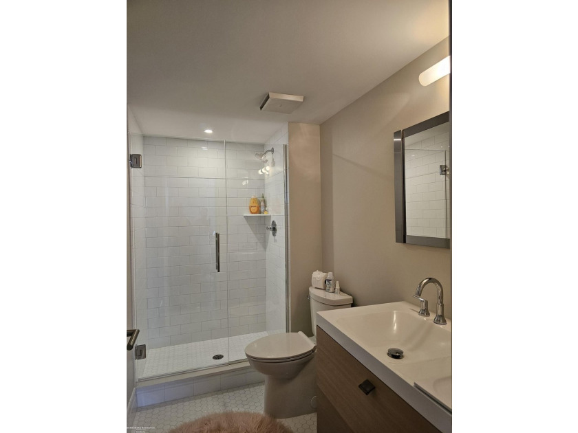 Beautiful open modern condo in Harbortown with large windows - photo 29
