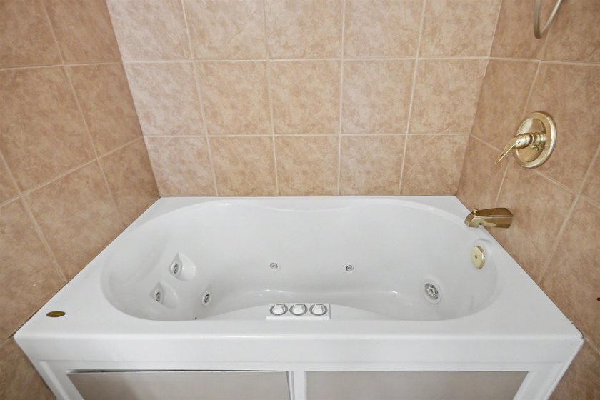 Welcome to this three-bedroom, two-bathroom end-unit condo - photo 30