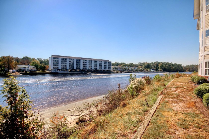 Welcome to this three-bedroom, two-bathroom end-unit condo - photo 31