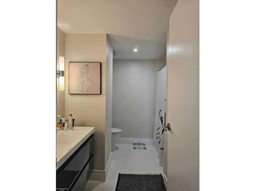 Beautiful open modern condo in Harbortown with large windows - photo 31