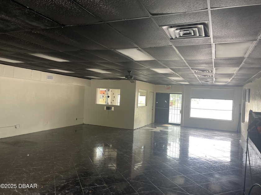 ree Standing Block Building with Open Floor Plan. 1725 S.F - photo 2