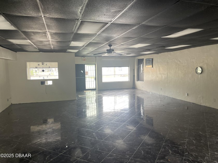 ree Standing Block Building with Open Floor Plan. 1725 S.F - photo 3