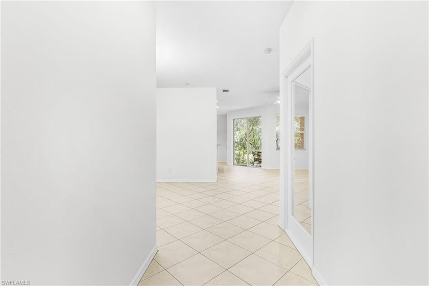 This beautiful 1st floor end unit condo features 3 bedrooms, 2 - photo 3