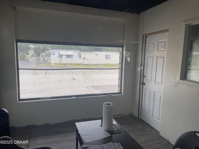 ree Standing Block Building with Open Floor Plan. 1725 S.F - photo 4