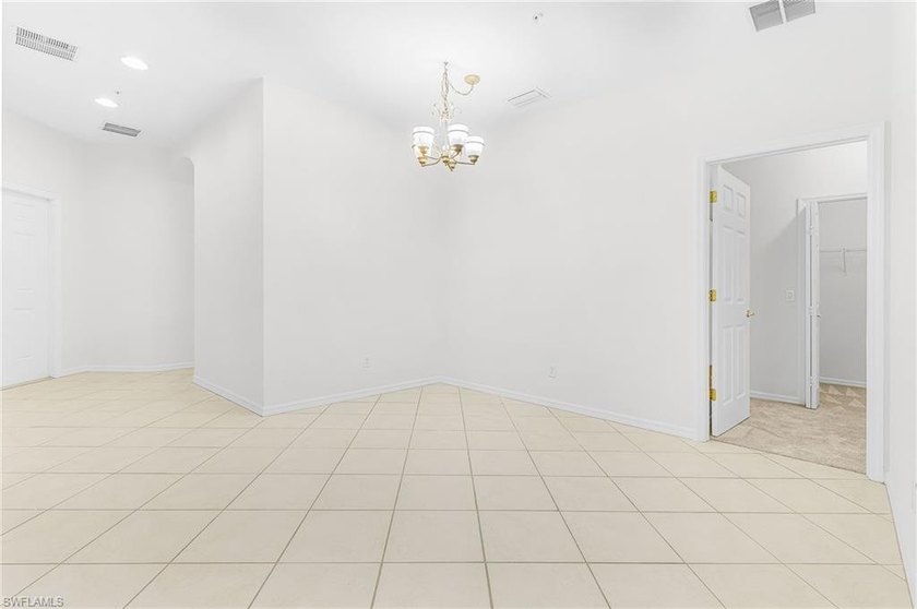 This beautiful 1st floor end unit condo features 3 bedrooms, 2 - photo 4