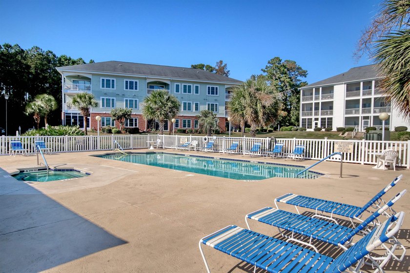 Welcome to this three-bedroom, two-bathroom end-unit condo - photo 35