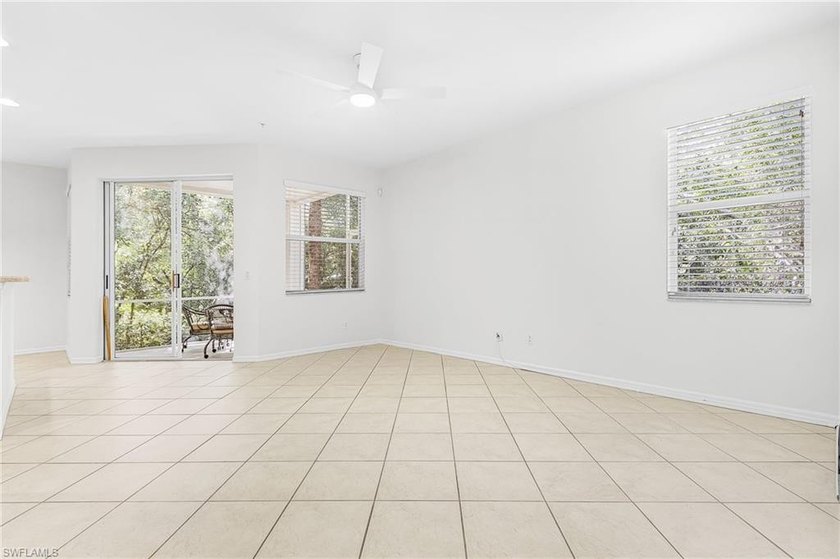 This beautiful 1st floor end unit condo features 3 bedrooms, 2 - photo 6