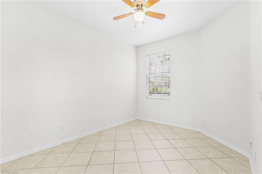 This beautiful 1st floor end unit condo features 3 bedrooms, 2 - photo 7