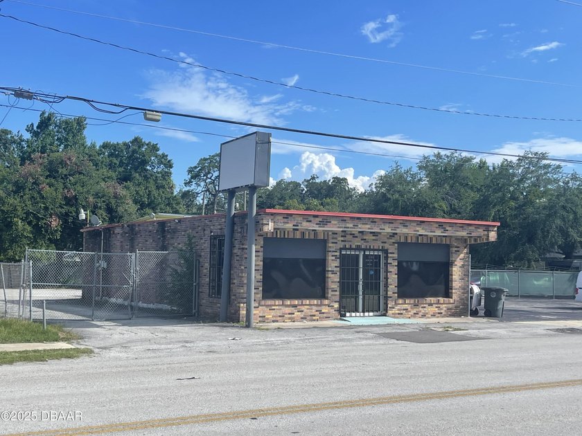 ree Standing Block Building with Open Floor Plan. 1725 S.F - photo 8