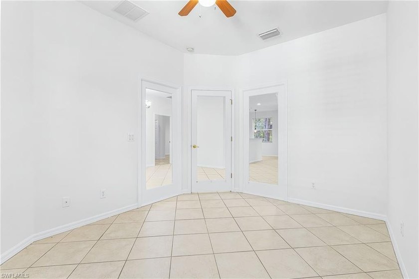 This beautiful 1st floor end unit condo features 3 bedrooms, 2 - photo 8