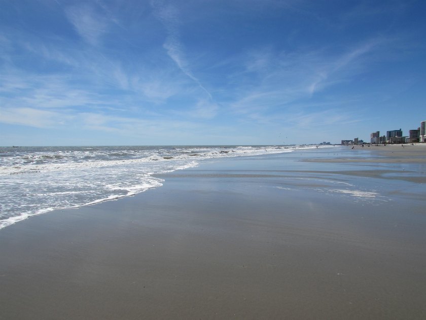 Welcome to this three-bedroom, two-bathroom end-unit condo - photo 42