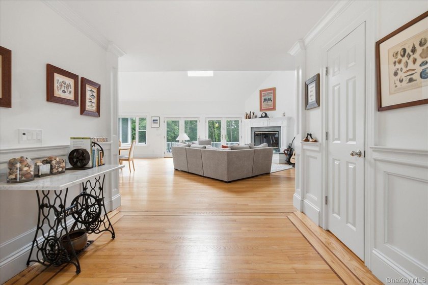New to the market - Move-in condition - exceptional opportunity! - photo 2