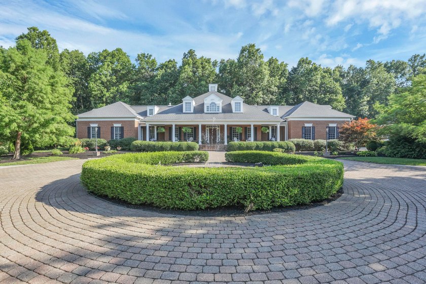 Stately Colonial Revival 25 acre estate featuring classic - photo 2