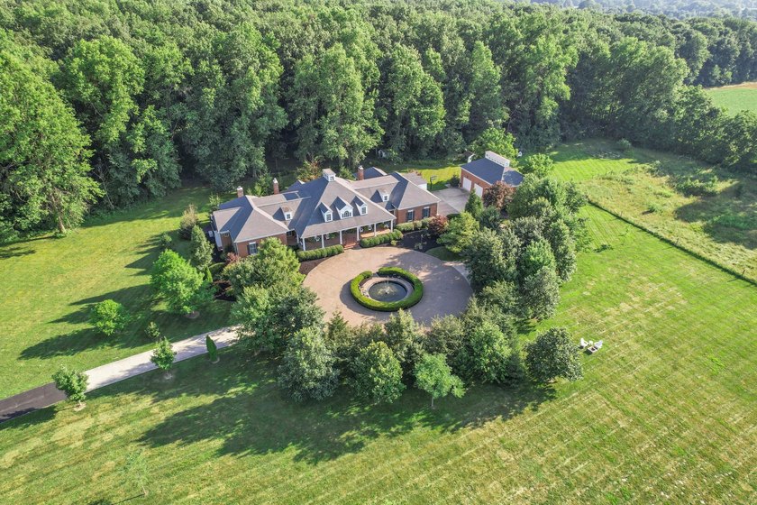 Stately Colonial Revival 25 acre estate featuring classic - photo 3