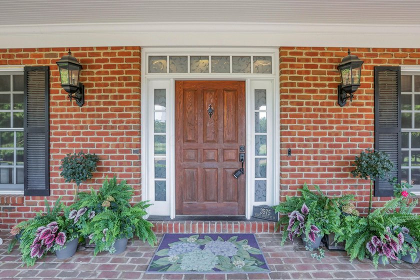 Stately Colonial Revival 25 acre estate featuring classic - photo 4