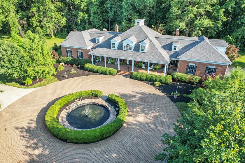 Stately Colonial Revival 25 acre estate featuring classic - photo 7