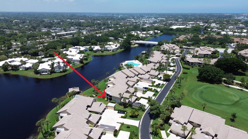 Desirable 1st floor corner unit with a beautiful lake view - photo 3