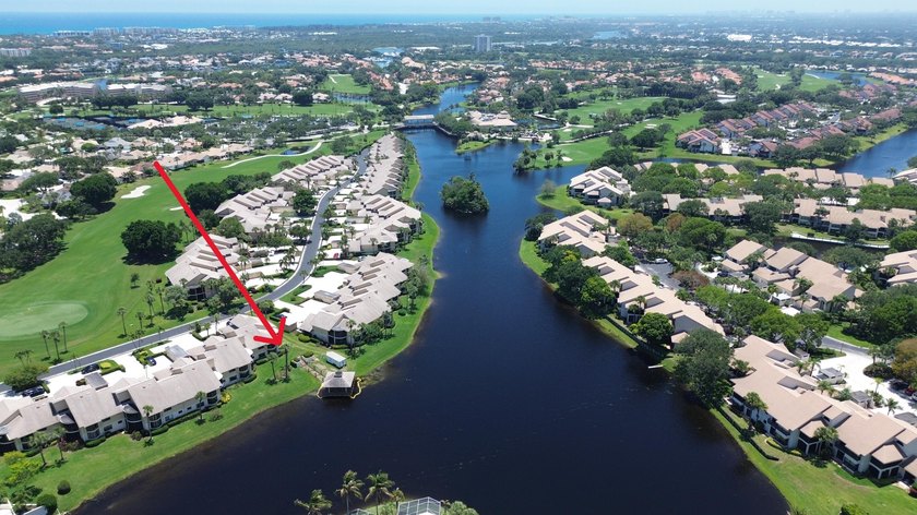 Desirable 1st floor corner unit with a beautiful lake view - photo 4
