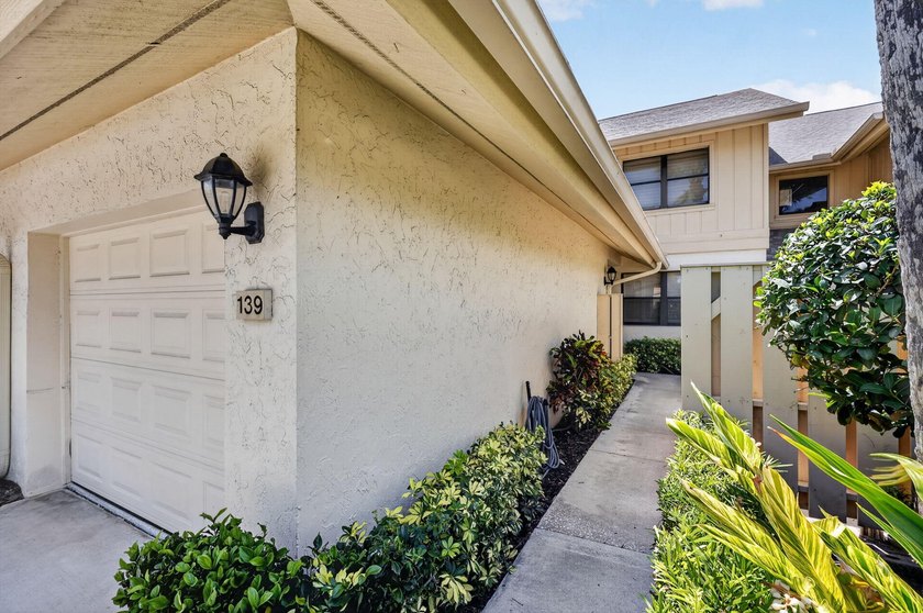 Desirable 1st floor corner unit with a beautiful lake view - photo 6