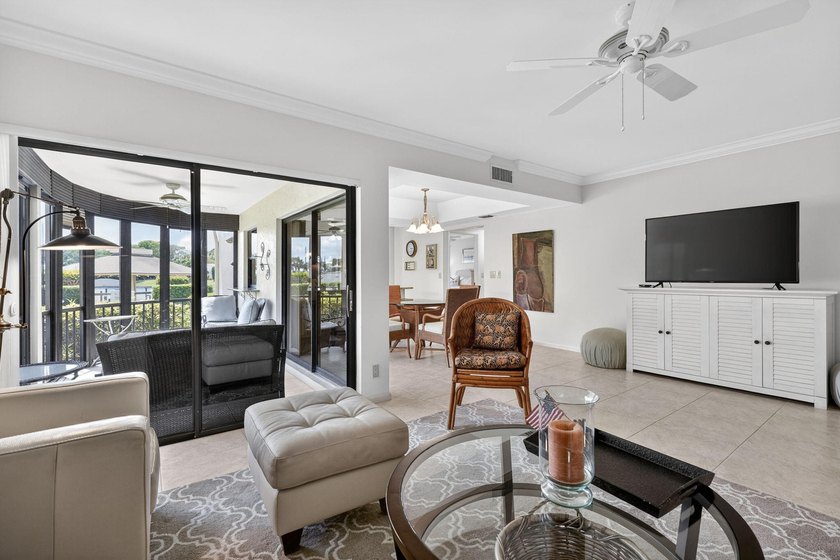 Desirable 1st floor corner unit with a beautiful lake view - photo 9