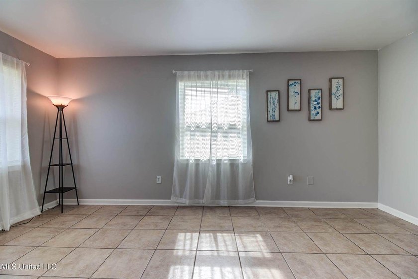 Welcome to this charming three-bedroom, two-bathroom - photo 22