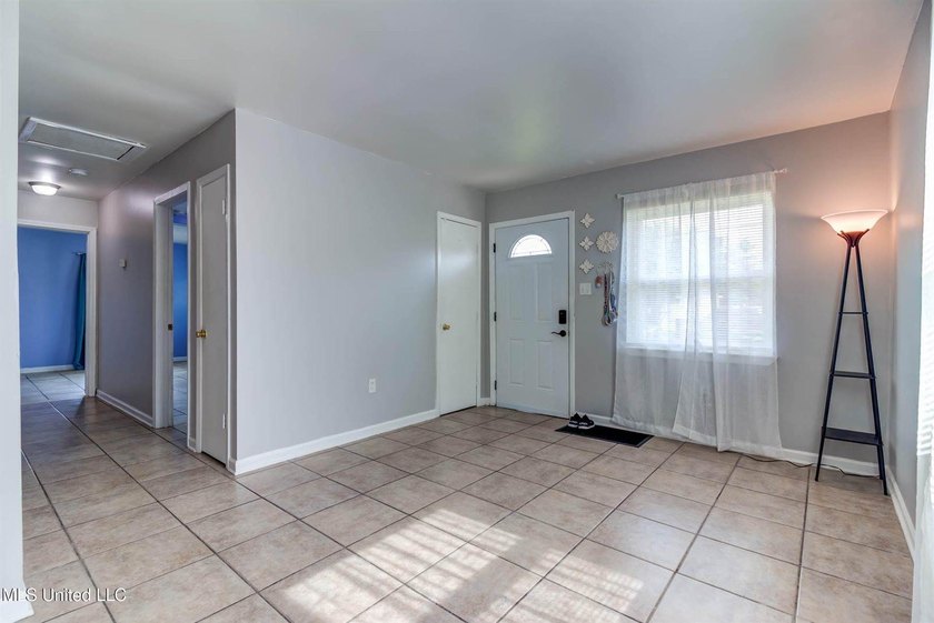 Welcome to this charming three-bedroom, two-bathroom - photo 24