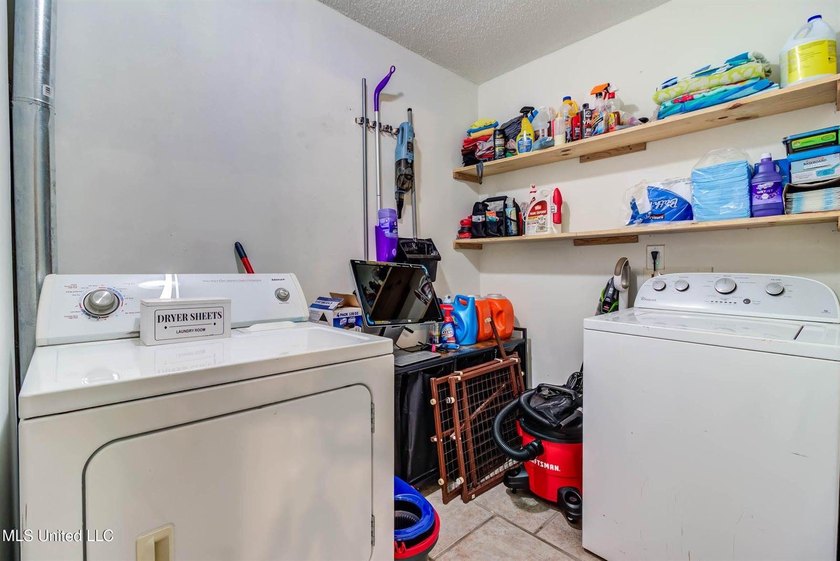 Welcome to this charming three-bedroom, two-bathroom - photo 34