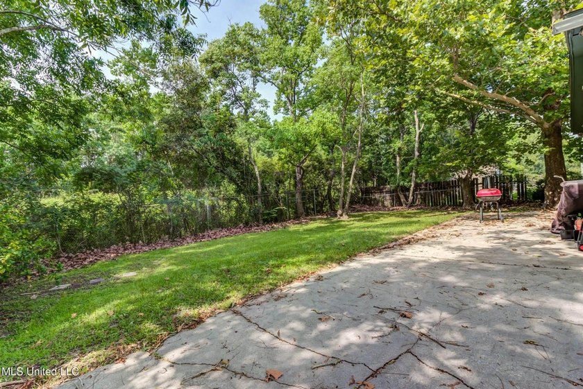 Welcome to this charming three-bedroom, two-bathroom - photo 42