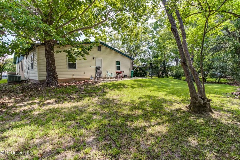 Welcome to this charming three-bedroom, two-bathroom - photo 44