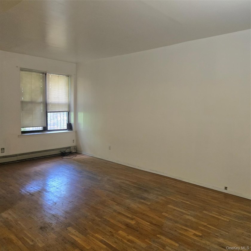 Beautiful 1st floor unit features 3 beds, 1.5 baths - photo 3