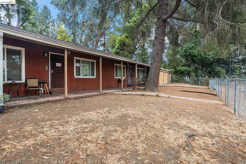Oakland Duplex. Good bones with room for some finishing touches - photo 4