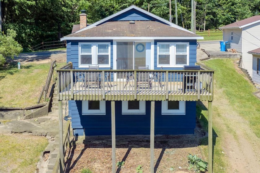 2 bed, 1.5 bath year round cottage on 240 acre, Spring Fed Long - photo 2