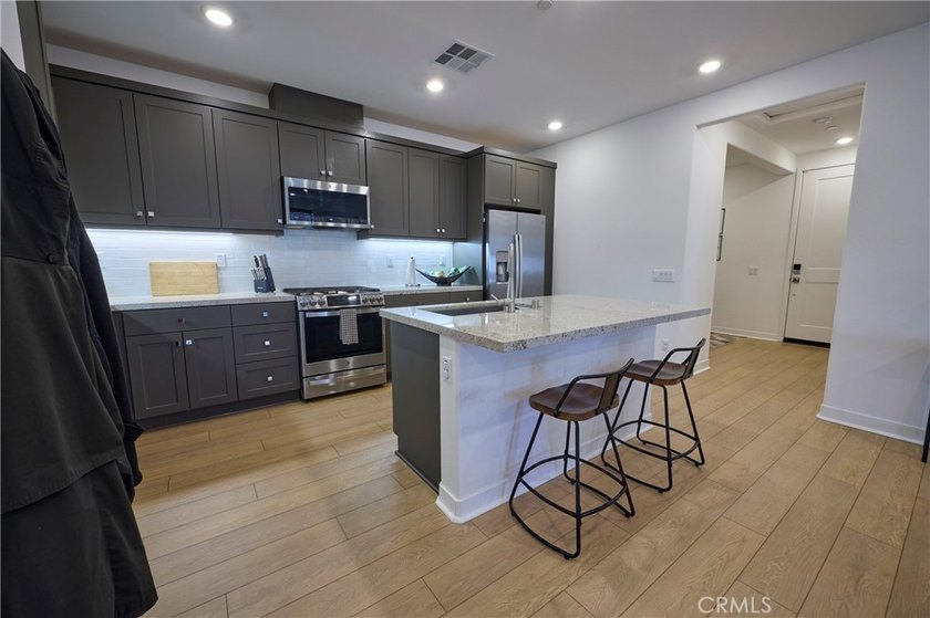 3 years new . 2 bed + den . 2 bath . 1,252 sq ft . Rancho - photo 4