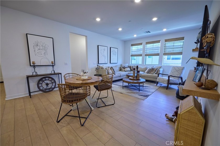3 years new . 2 bed + den . 2 bath . 1,252 sq ft . Rancho - photo 7