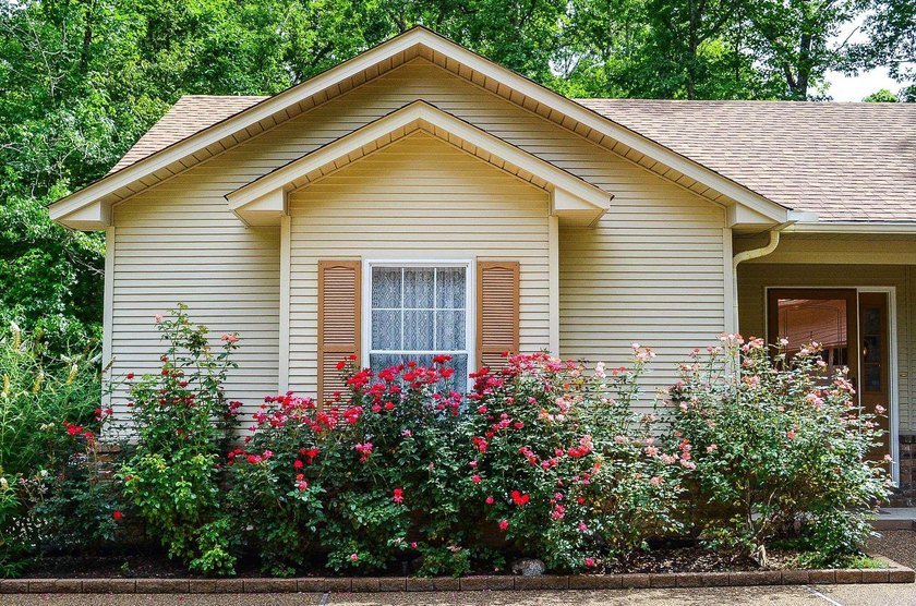 Great find in the Balboa area! Cozy 3 bedroom, 2 bath home on a - photo 4