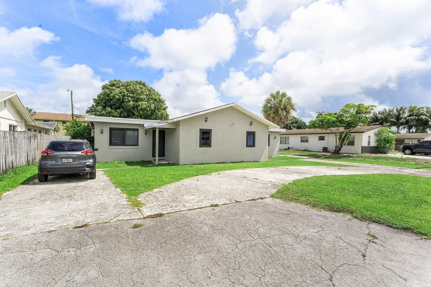 This income-producing duplex presents a fantastic opportunity - photo 3