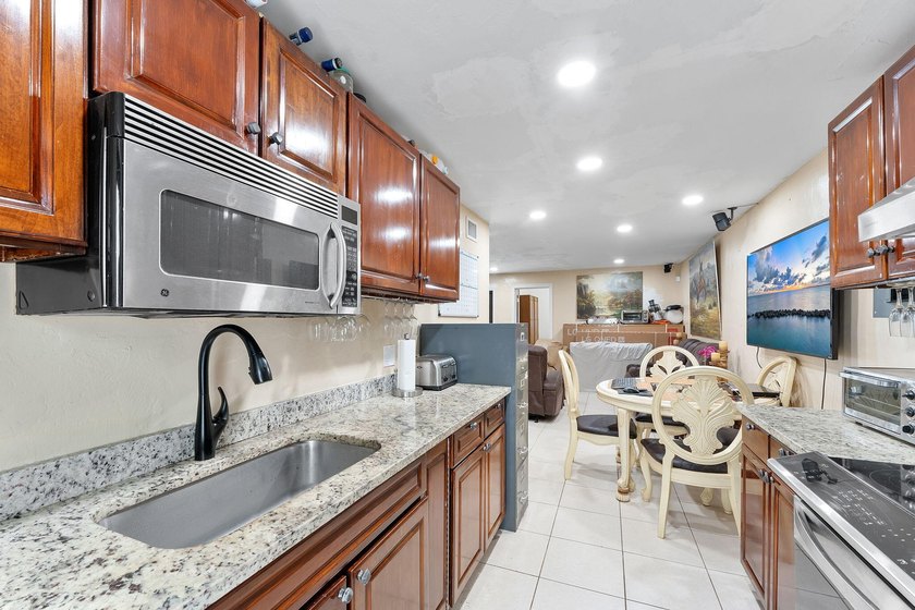 This income-producing duplex presents a fantastic opportunity - photo 6