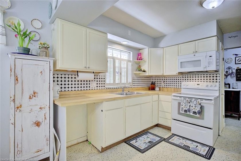 Welcome home to this adorable 2 bedroom, 2 bath home nestled on - photo 3